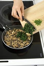 Приготовление блюда по рецепту - Грудка куриная, запеченная с грибами и шпинатом. Шаг 1